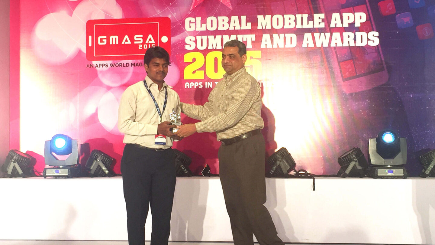 Prem Kumar, Executive Vice Chairman & MD of HCL gives away the GMASA Best Student App award to Sitharthan of Saveetha College for his app 'Find My Car'