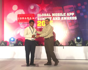 Prem Kumar, Executive Vice Chairman & MD of HCL gives away the GMASA Best Student App award to Sitharthan of Saveetha College for his app 'Find My Car'