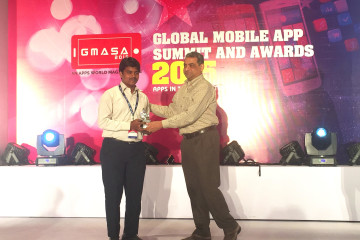 Prem Kumar, Executive Vice Chairman & MD of HCL gives away the GMASA Best Student App award to Sitharthan of Saveetha College for his app 'Find My Car'