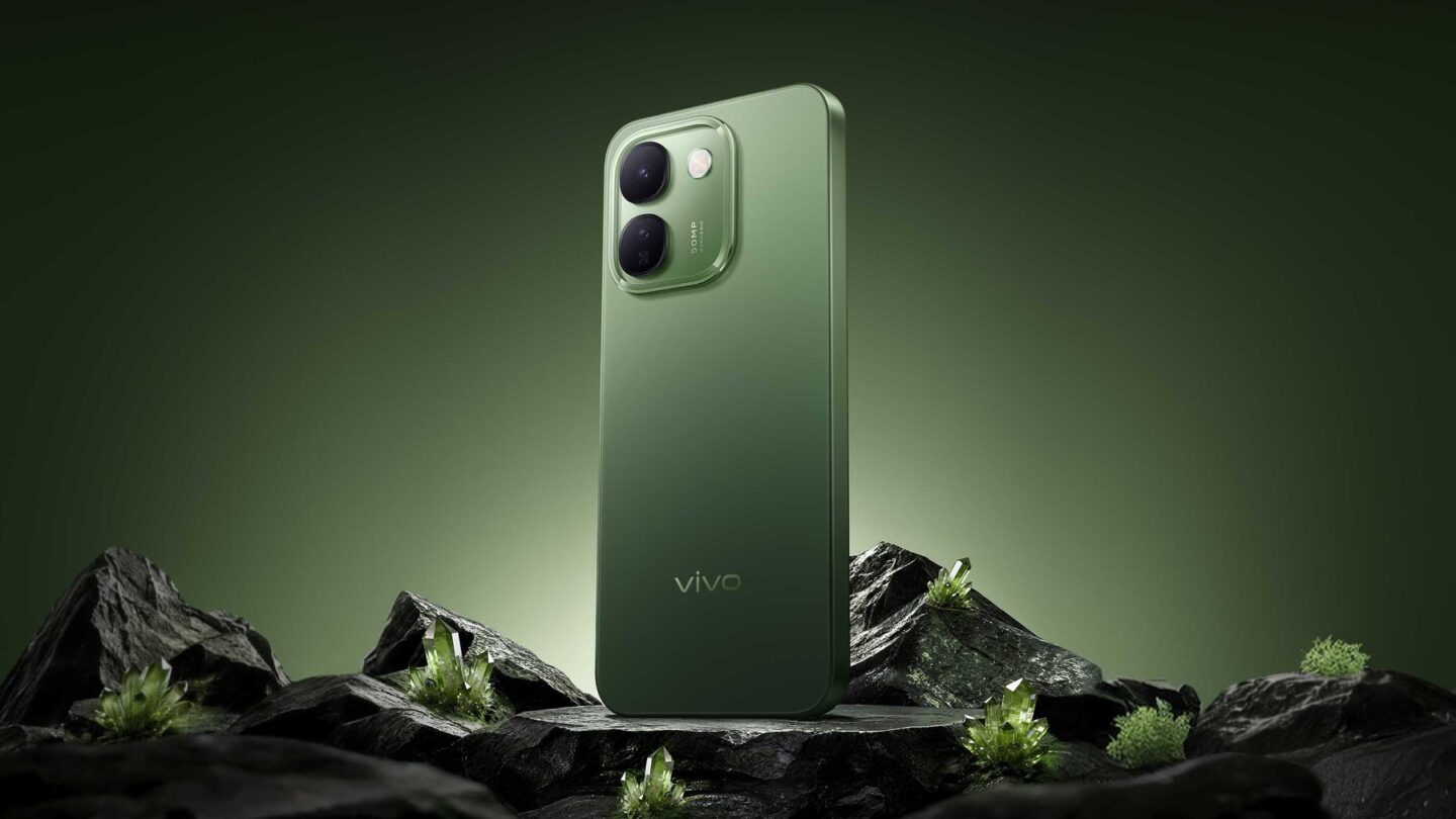 vivo S2 FE in Stellar Green standing on dark rocks with moss under a soft spotlight